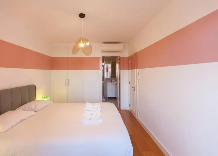 Flh Liberdade Spacious With Parking 리스본